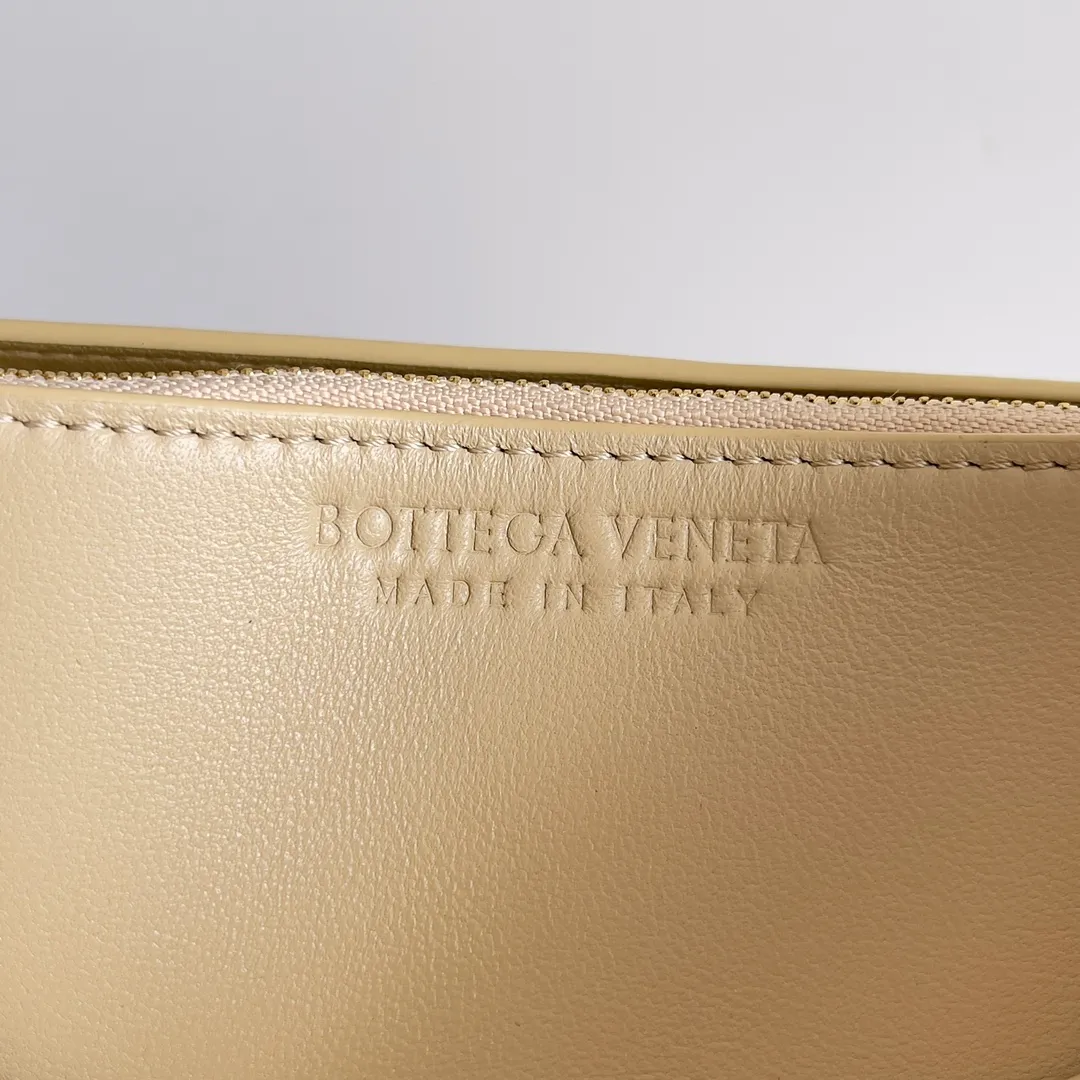 Batch 2320 BV patti bag is full of three-dimensional quilted leather strips. Low-key luxury is often hidden in details and craftsmanship. This bag opens and closes casually, and is simple and elegant overall. It is equipped with a detachable shoulder strap, which can be carried cross-body or carried by hand to match different outfits. The interior is designed with double layers and a small zippered compartment to ensure the safety of private items. No matter the capacity, shape or privacy, it is full of security when you go out. Style number: 776783 Size: 19*26*11cm